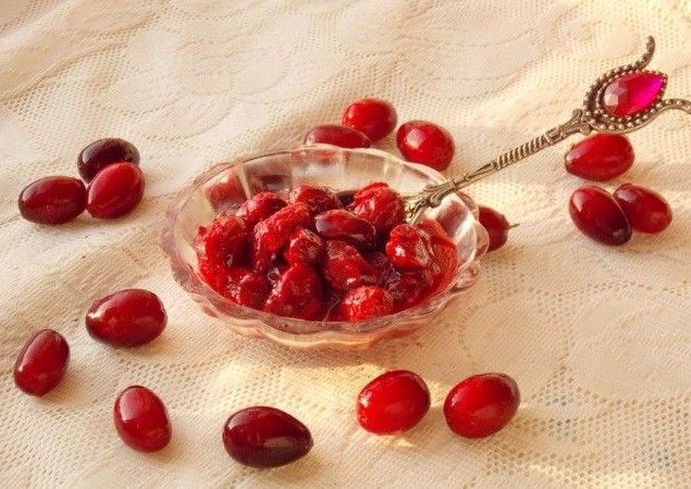 Чи можна їсти кизил з кісточками