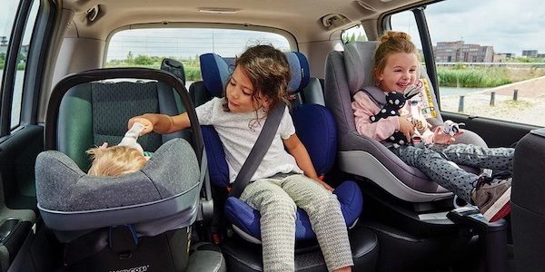 Де найбезпечніше встановлювати дитяче автокрісло в салоні автомобіля