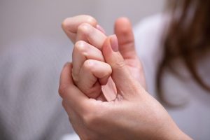 Чи шкідливо хрустіти пальцями: правда від науки