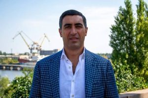 Дружина Суто Мамояна: тиха опора за лаштунками гучної політичної кар’єри