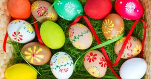 Скільки яєць красять на паску: жива формула для родини