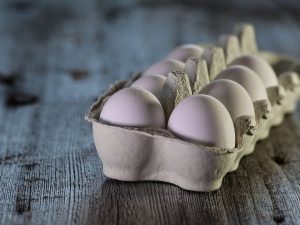 Скільки яєць в лотку: від десятка на полиці до промислових 30 штук