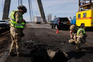 Київ готує понтони й тунель після ударів по мостах