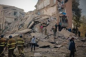 У Прилуках ракета влучила в багатоповерхівку: є загиблі