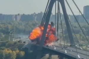 Укрзалізниця запустила човники між берегами Києва